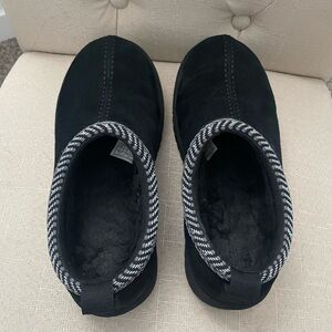 Kookaburra Black Slippers, Women’s size 7.